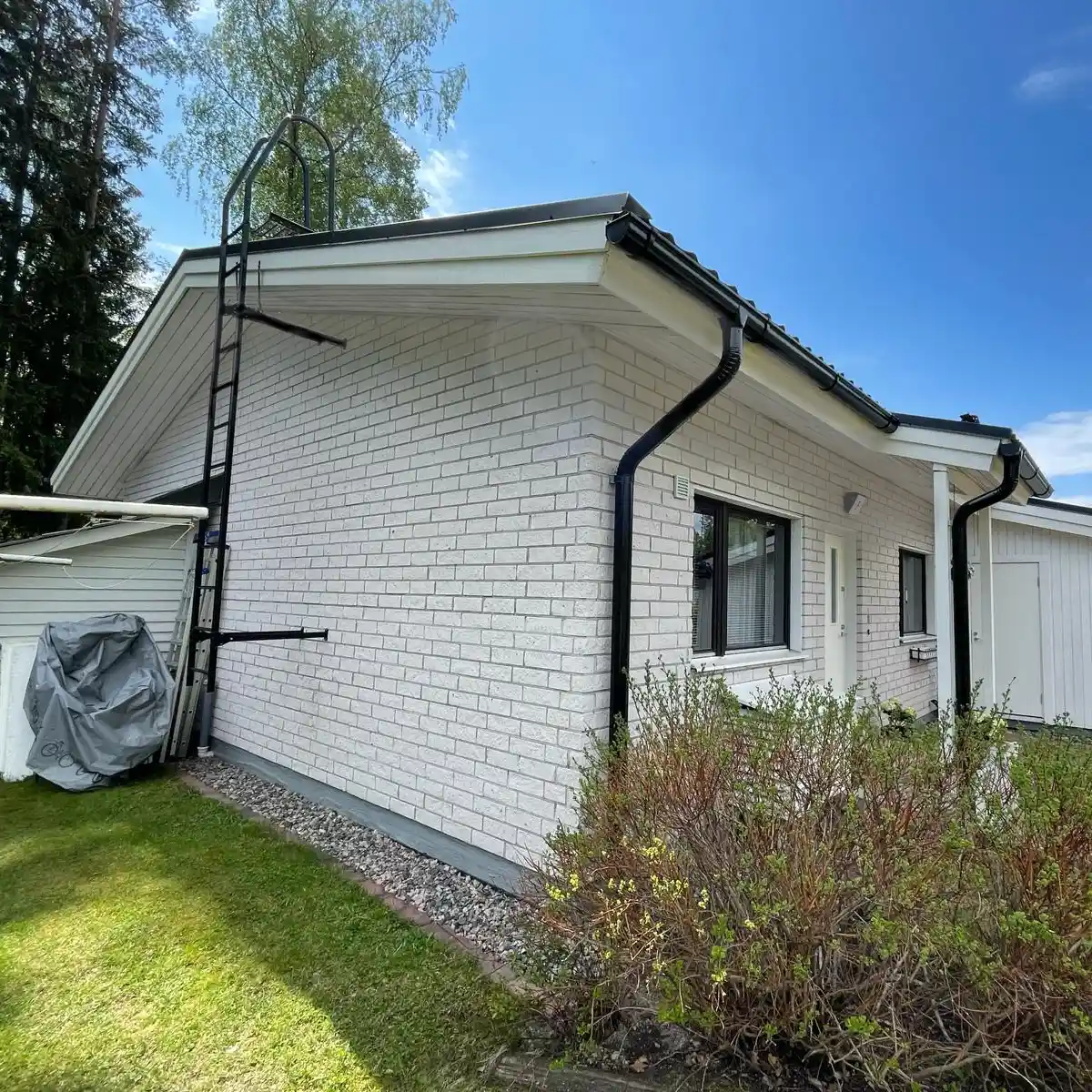 Tiilitalon räystäiden maalaus