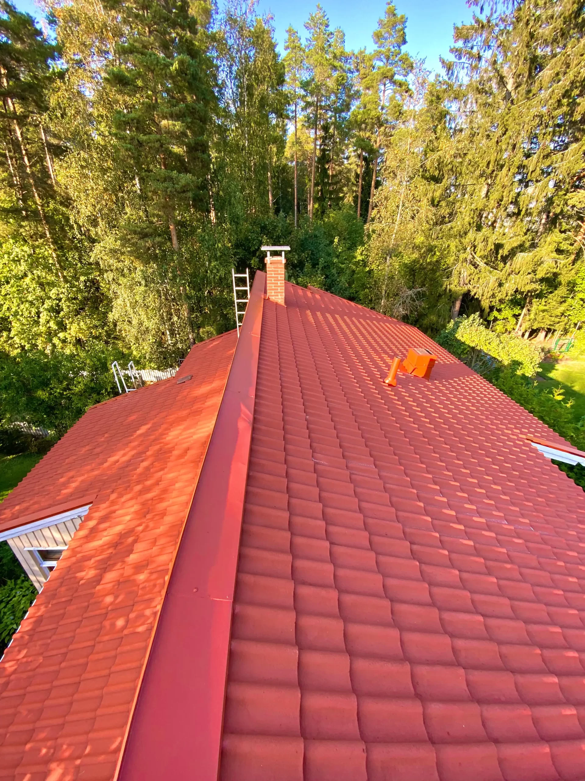 Tiilikaton pinnoitus ammattitaidolla Uudellamaalla