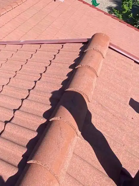 Haalistunut tiilikatto ennen pinnoitusta