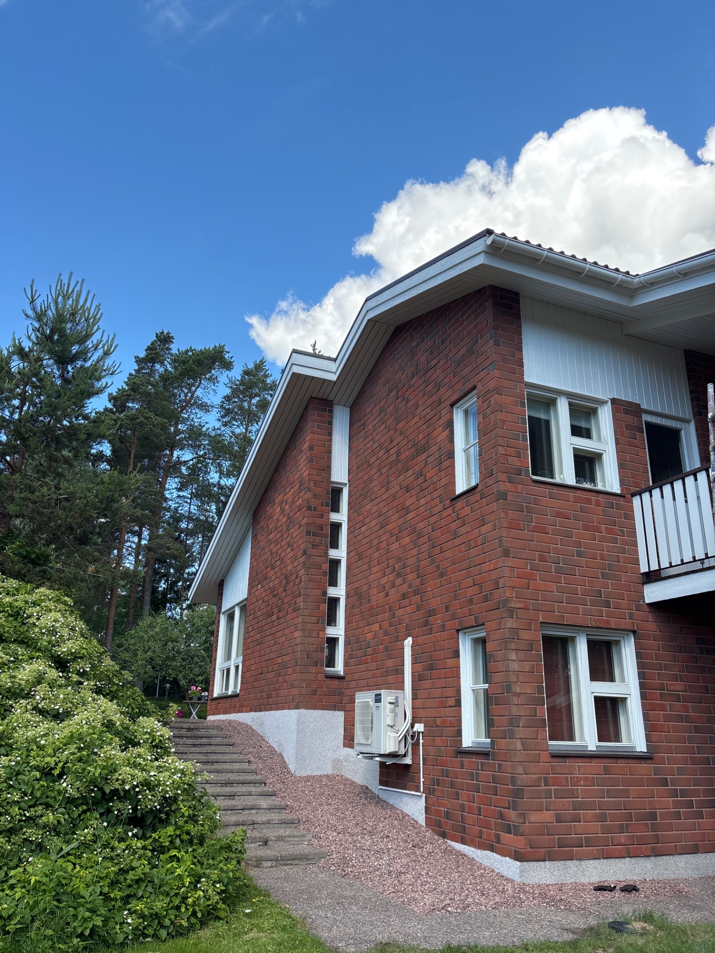 Tiilitalon puuosien maalaus Espoo – kuva 1