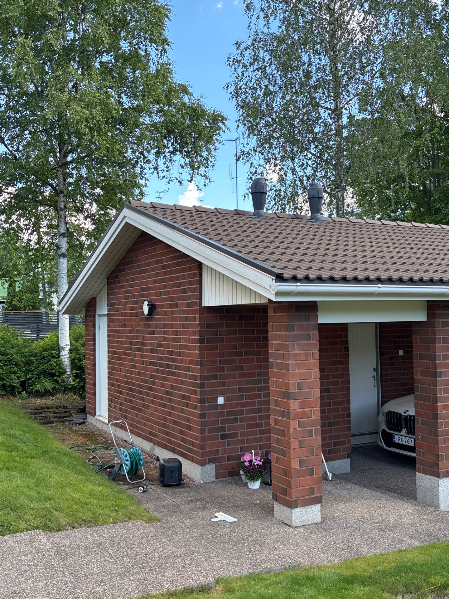 Tiilitalon puuosien maalaus Espoo – kuva 2