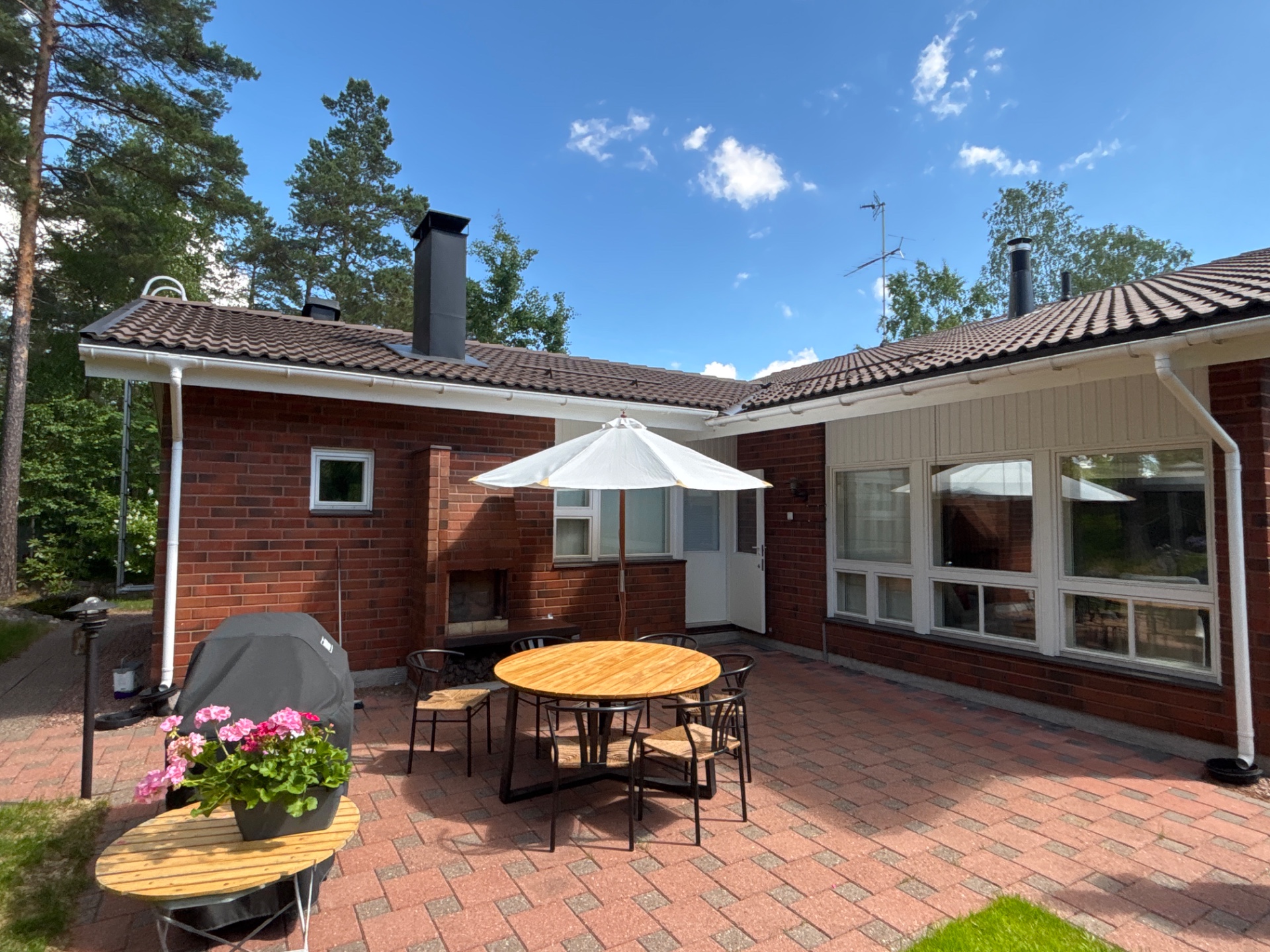 Tiilitalon puuosien maalaus Espoo – kuva 3