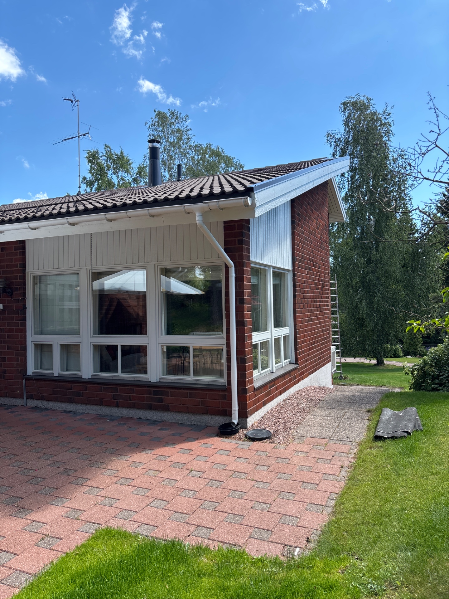 Tiilitalon puuosien maalaus Espoo – kuva 4