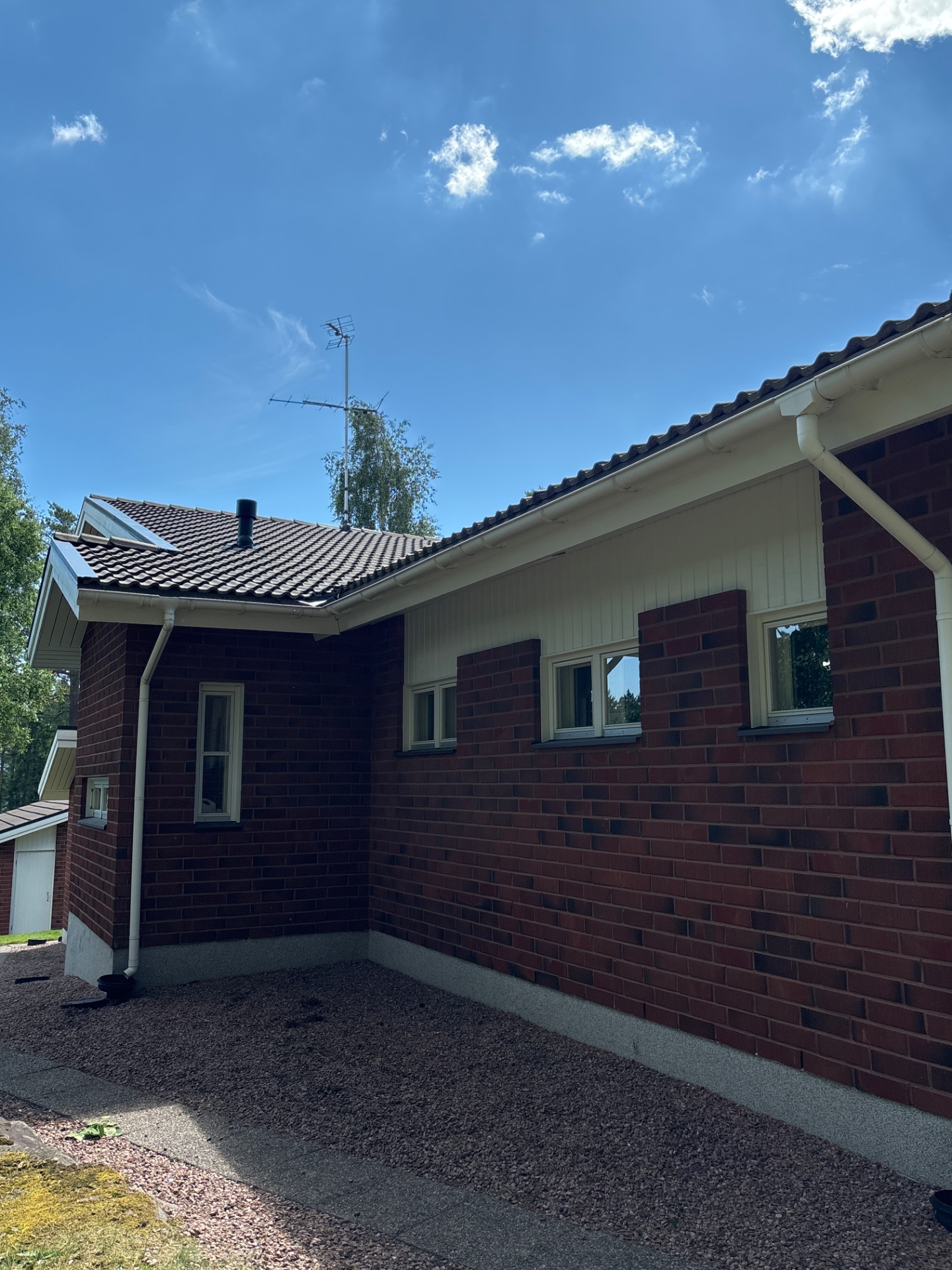 Tiilitalon puuosien maalaus Espoo – kuva 6