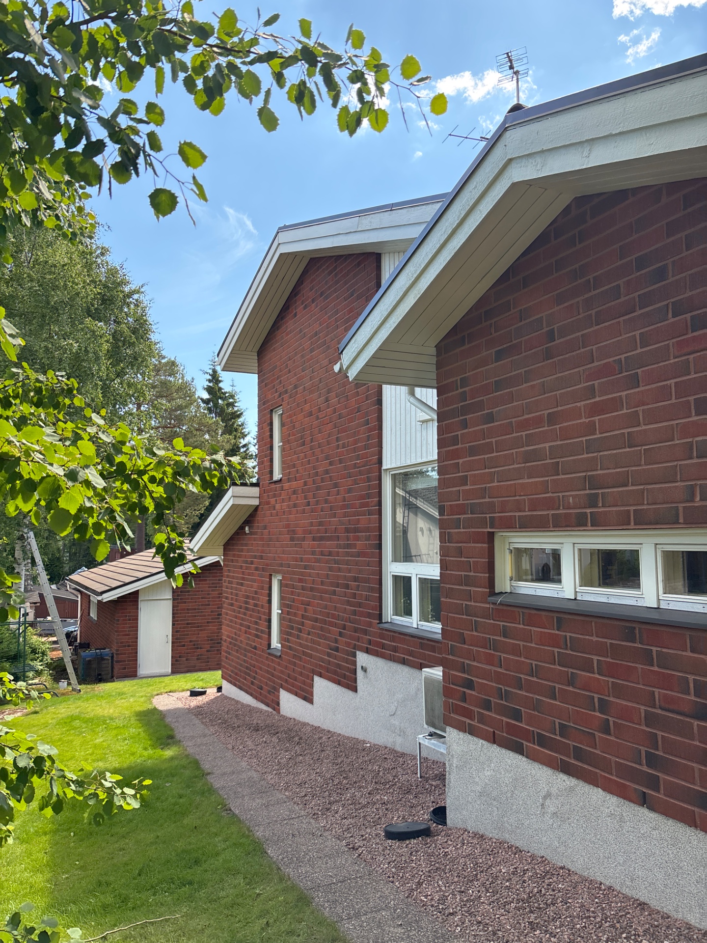 Tiilitalon puuosien maalaus Espoo – kuva 8