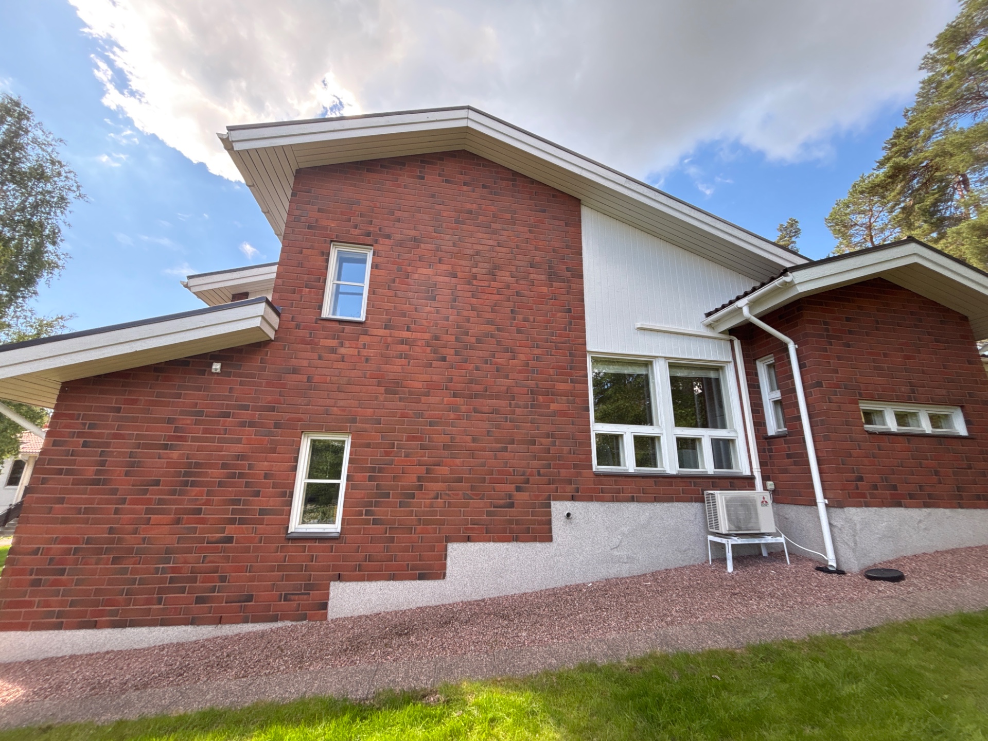 Tiilitalon puuosien maalaus Espoo – kuva 9