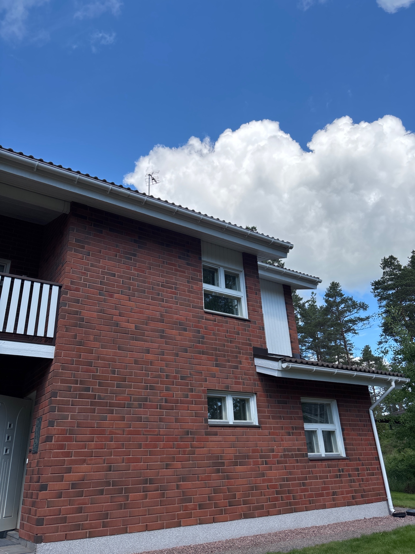 Tiilitalon puuosien maalaus Espoo – kuva 7
