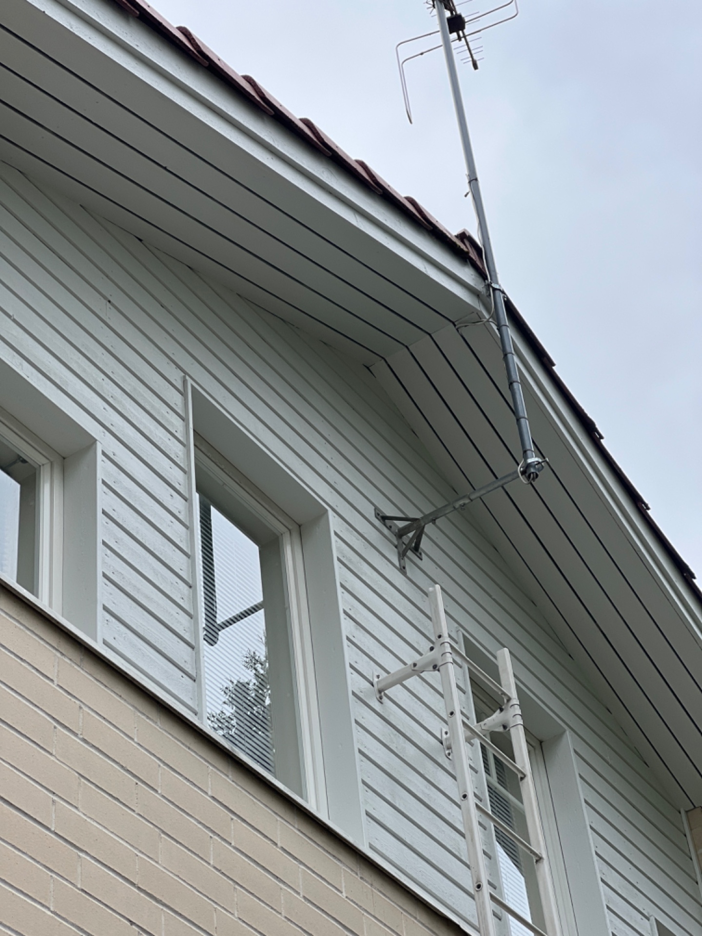 Tiilitalon puuosien maalaus Vantaa – kuva 1