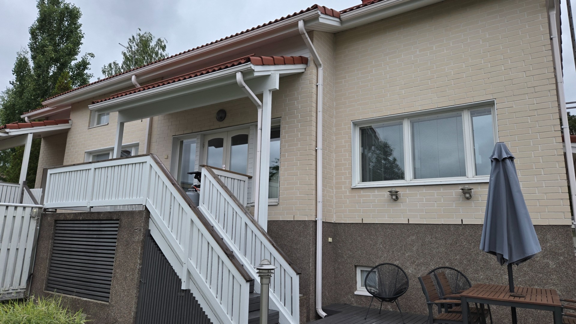 Tiilitalon puuosien maalaus Vantaa – kuva 3